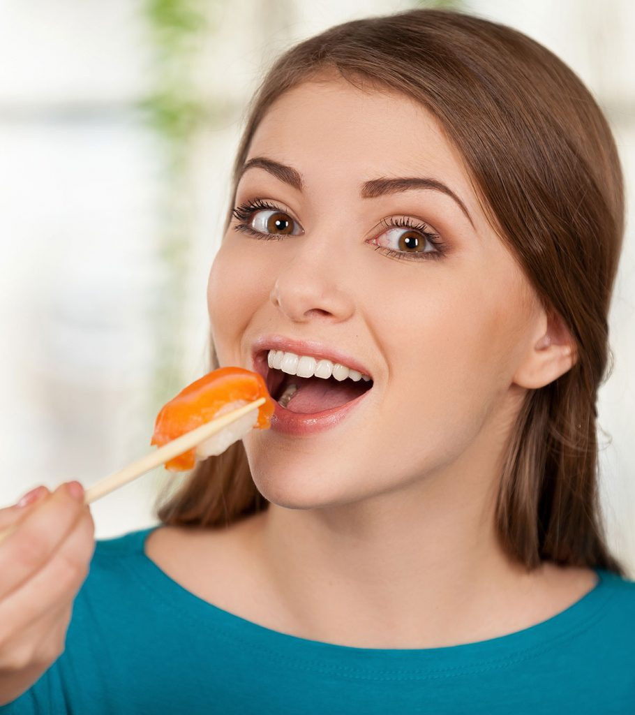  Ăn nhiều cá hồi: Cá hồi là nguồn cung cấp protein - thành phần tạo nên làn da khỏe đẹp. Loại cá này cũng chứa nhiều acid béo omega-3. Các acid béo giúp nuôi dưỡng, giữ cho da căng mọng và trẻ trung. Ảnh: MomJunction.