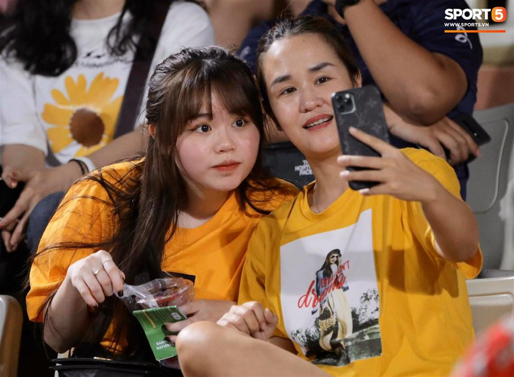 Nhan sac chua qua chinh sua cua ban gai Quang Hai gay chu y-Hinh-7