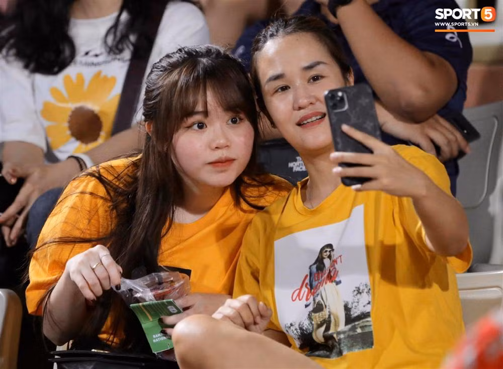 Nhan sac chua qua chinh sua cua ban gai Quang Hai gay chu y-Hinh-7