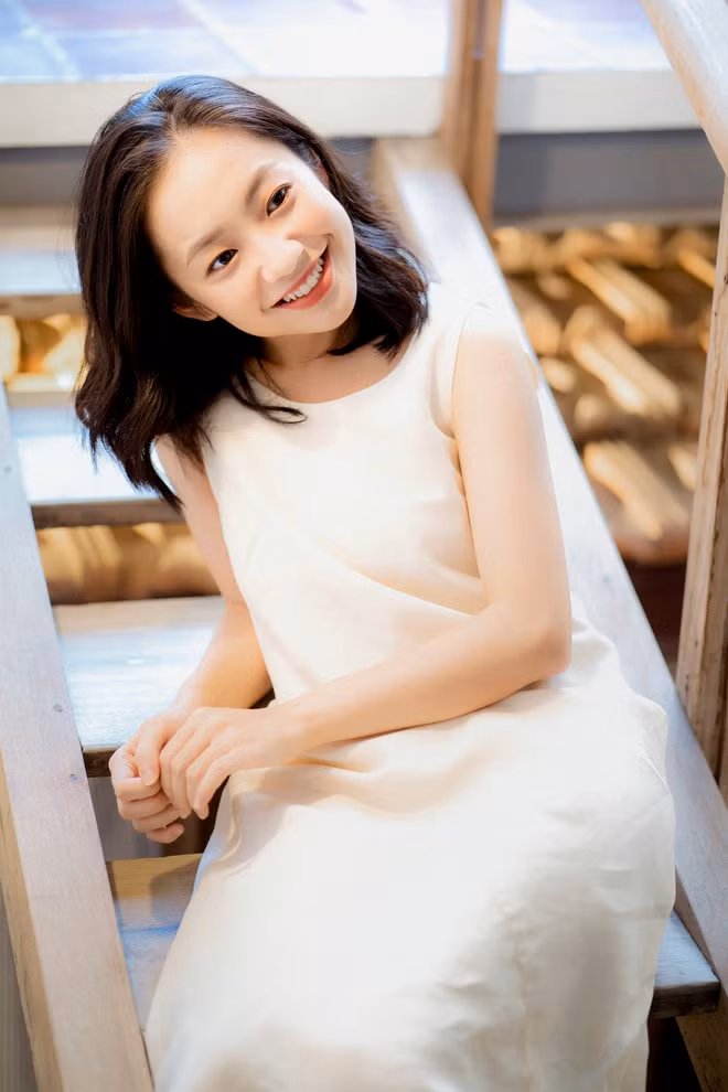 Hoàng Hà cho biết để chuẩn bị cho vai diễn, cô đã giảm khoảng 2-3kg và phải tập hát. Nữ diễn viên chia sẻ với Zing: “Tôi đã nhỏ nhắn rồi nhưng thiếu nữ những năm 1960 còn mảnh mai hơn. Vì thế đạo diễn gợi ý tôi giảm cân một chút. Bên cạnh đó, tôi cũng phải tập hát".