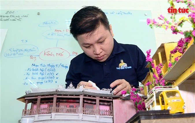 Anh Đức đang thực hiện mô hình Hội An thu nhỏ. Anh chia sẻ: “Khâu khó khăn nhất là ý tưởng, khi đã có ý tưởng thì làm rất nhanh. Sắp tới, mình làm thêm mô hình trung thu với bố mẹ,các con đang ngồi làm lồng đèn ngoài sân cùng những bối cảnh ngày xưa. Qua những hình ảnh này, mình muốn gợi lại ký ức nào đó, giúp người xem cảm thấy hoài niệm về một Sài Gòn xưa”.