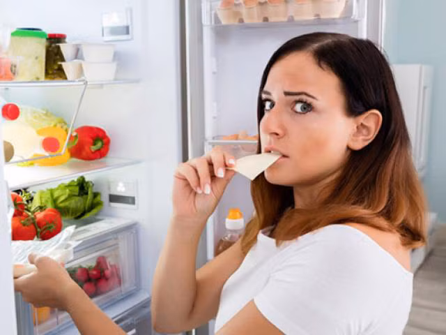 8 thoi quen hang ngay cuc ki gay hai voi suc khoe-Hinh-8