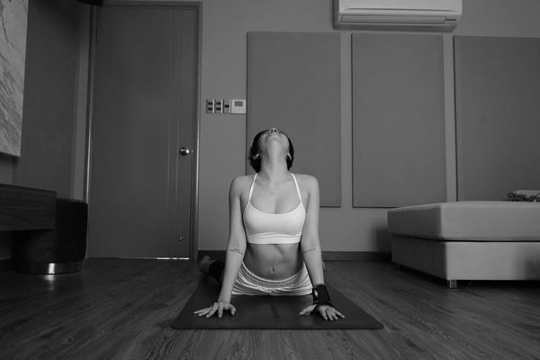 Bảo Anh tập yoga tại nhà và body siêu quyến rũ - Hình 4 Bao Anh tap yoga tai nha va body sieu quyen ru-Hinh-4