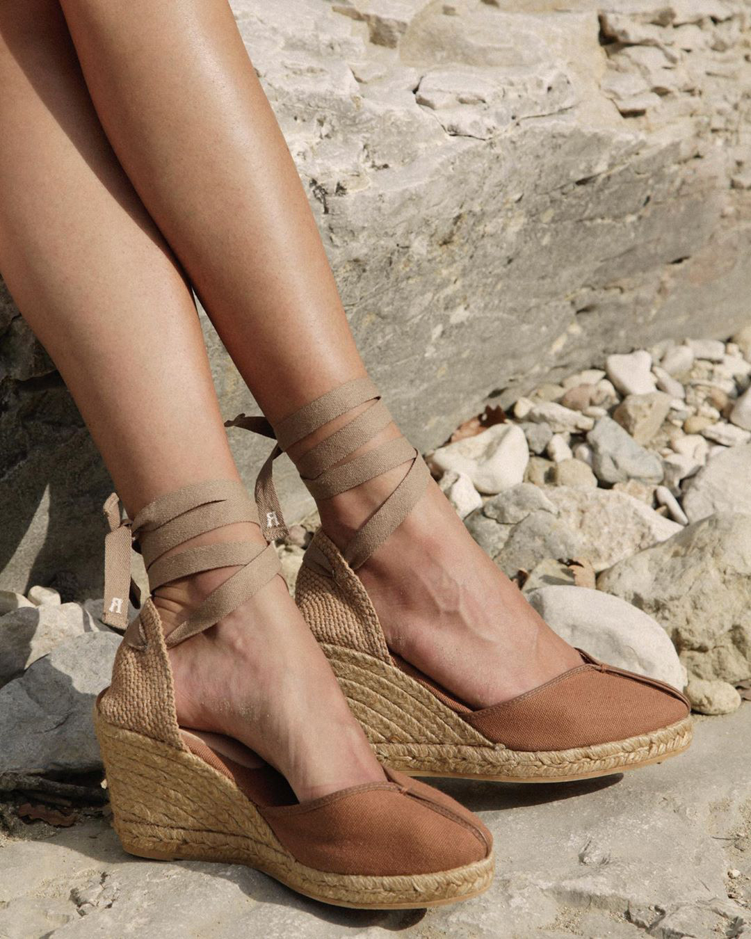 Những mẫu giày dép mùa Hè rất được lòng phụ nữ Pháp - Hình 10 Nhung mau giay dep mua He rat duoc long phu nu Phap-Hinh-10