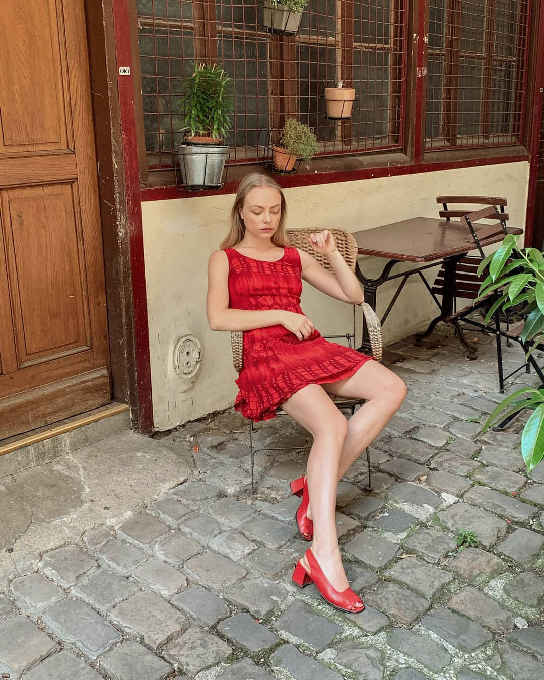 Những mẫu giày dép mùa Hè rất được lòng phụ nữ Pháp - Hình 5 Nhung mau giay dep mua He rat duoc long phu nu Phap-Hinh-5