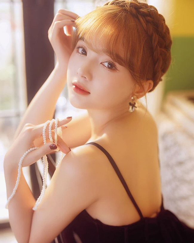 Cách tạo dáng cũng táo bạo hơn.