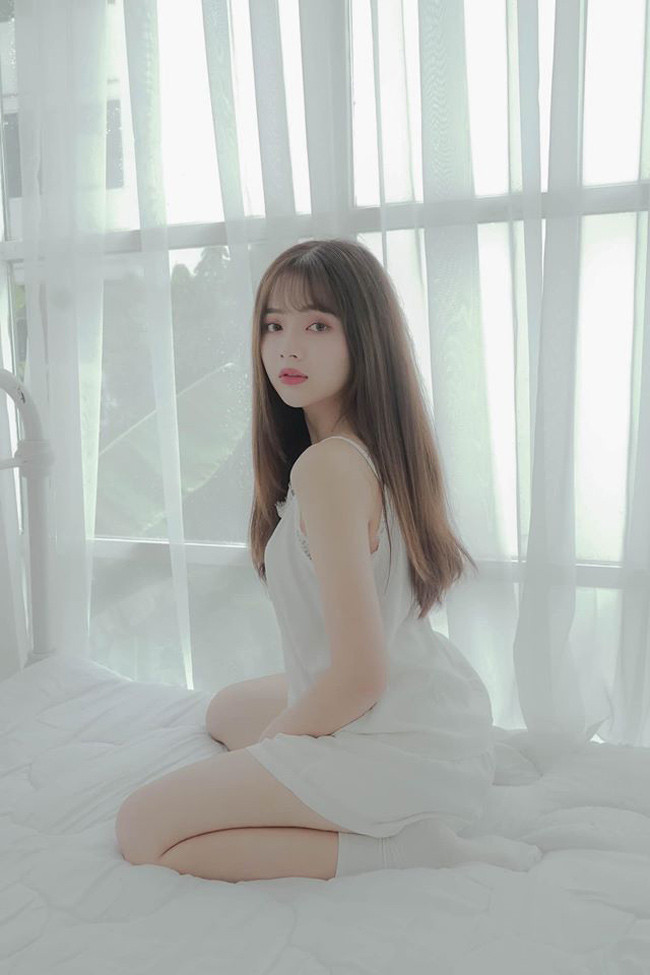 Cô nàng thực hiện những bộ ảnh khoe đường cong hấp dẫn.