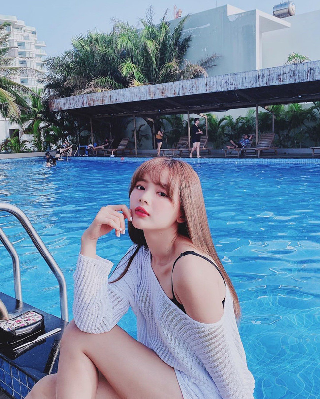 Lan Hương ở tuổi 26 gợi cảm và quyến rũ bất ngờ. Cô nàng dường như thay đổi hoàn toàn hình tượng, từ ngây thơ, trong sáng chuyển sang gợi cảm, cuốn hút.