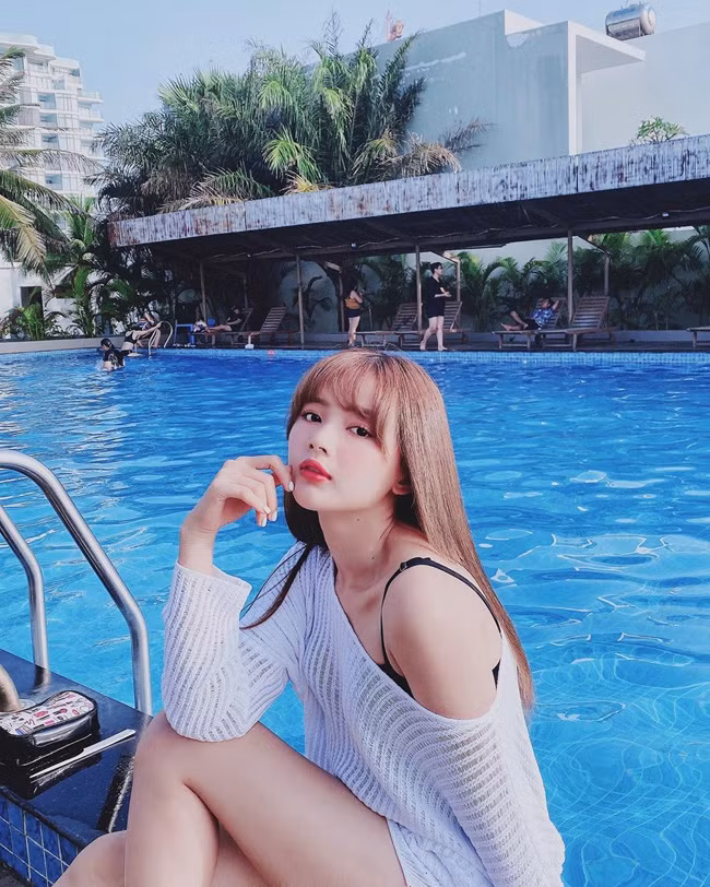 Lan Hương ở tuổi 26 gợi cảm và quyến rũ bất ngờ. Cô nàng dường như thay đổi hoàn toàn hình tượng, từ ngây thơ, trong sáng chuyển sang gợi cảm, cuốn hút.