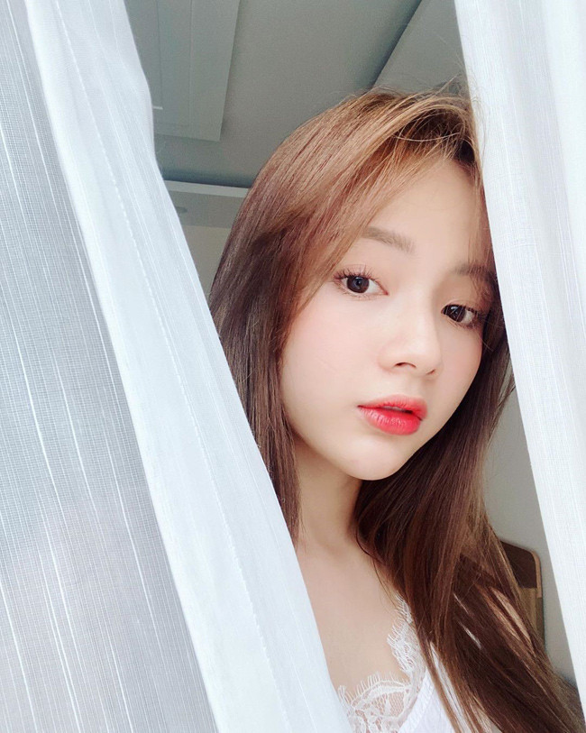 Thay vì một hot girl ảnh thẻ với vẻ đẹp trong trẻo, hồn nhiên, Lan Hương muốn mình trưởng thành, quyến rũ. Cô không muốn mình một màu như trước.