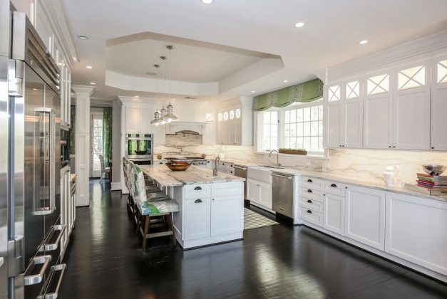 Nhà bếp rộng lớn với thiết kế cởi mở, được trang bị đầy đủ công cụ nấu nướng hiện đại, cao cấp.