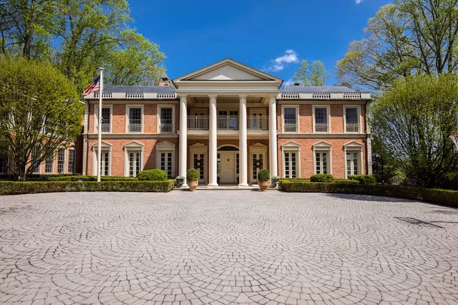 Ông Biden cùng vợ chuyển đến sinh sống tại căn biệt thự này vào năm 2017. Bất động sản được miêu tả như một Nhà Trắng thu nhỏ, nằm ẩn mình trên một khu đất nhiều cây cối.