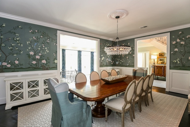 Phòng ăn chính trang nhã, thông thoáng, được tô điểm với những bức tường có các họa tiết cầu kỳ, độc đáo. Bộ bàn ghế đơn giản được bài trí tinh tế.