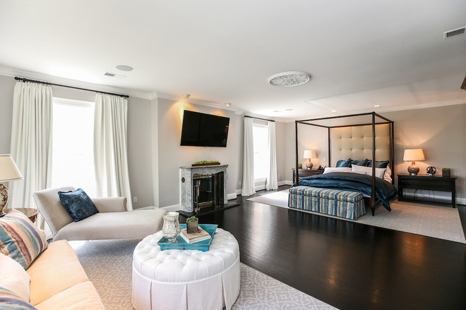 Phòng ngủ chính rộng rãi, sang trọng, mang gam màu trắng thanh lịch để đem đến cảm giác nhẹ nhàng, thư thái. Căn phòng được tích hợp với một khu vực tiếp khách trang trọng.