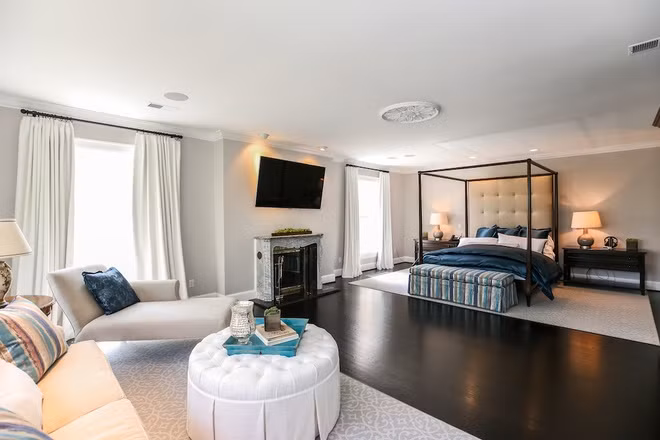 Phòng ngủ chính rộng rãi, sang trọng, mang gam màu trắng thanh lịch để đem đến cảm giác nhẹ nhàng, thư thái. Căn phòng được tích hợp với một khu vực tiếp khách trang trọng.