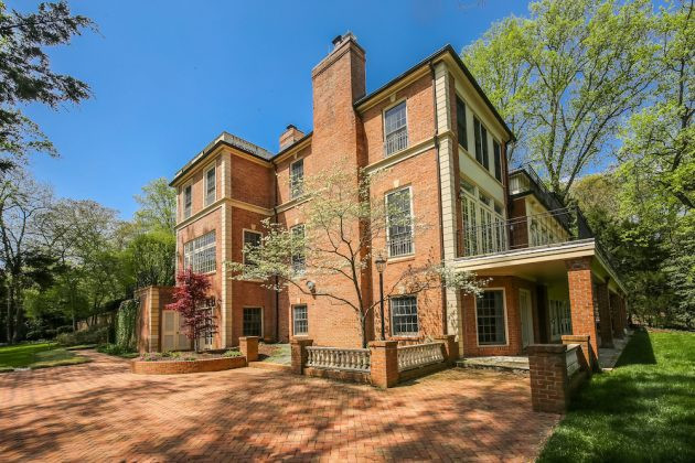 Những tiện ích nổi bật khác của căn biệt thự có thể kể đến bãi đậu xe rộng lớn, phòng tập thể dục, và phòng xông hơi.