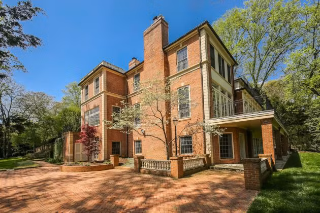 Những tiện ích nổi bật khác của căn biệt thự có thể kể đến bãi đậu xe rộng lớn, phòng tập thể dục, và phòng xông hơi.