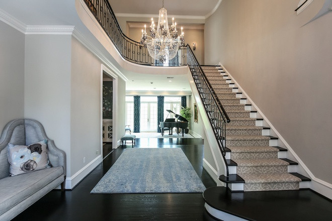 Ngôi nhà có diện tích hơn 1.100 m2 với 5 phòng ngủ và 10 phòng tắm, được xây dựng theo phong cách kiến trúc Georgia truyền thống. Công ty bất động sản Zillow ước tính giá thuê của căn nhà lên đến 19.000 USD mỗi tháng.