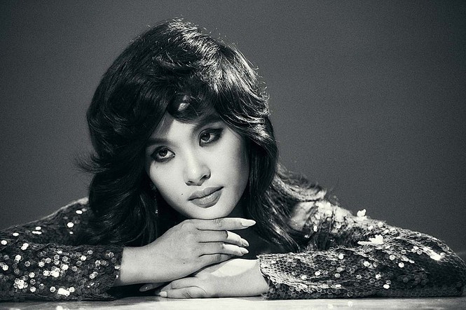 br/>Trong một lần casting ở Huế, ê-kíp sản xuất đều sững sờ khi bước vào phòng là một gương mặt mang thần thái giống Thanh Thúy. Đó là Phạm Nhật Linh, một cô gái mang vẻ đẹp vừa cổ điển, vừa hiện đại, lại còn là người Huế, tất cả đều đúng tinh thần của danh ca “Ướt mi” một thời. Tuy vậy, phải sau 3 lần thử vai, cô gái trẻ mới nhận được cái gật đầu từ đạo diễn Phan Gia Nhật Linh