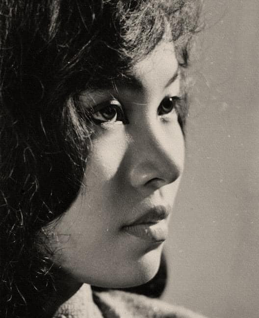 br/>Vẻ đẹp khói sương, nhẹ nhàng của Thanh Thúy - người tình trong mộng của nhạc sĩ Trịnh Công Sơn từ thời trai trẻ. Ông đã từng si mê cô và viết tặng cô những hai ca khúc nổi tiếng là Ướt mi, Thương một người.