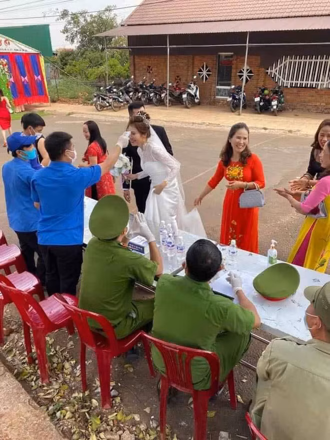 Dam cuoi mua dich: xep hang cho do than nhiet truoc khi vao-Hinh-2