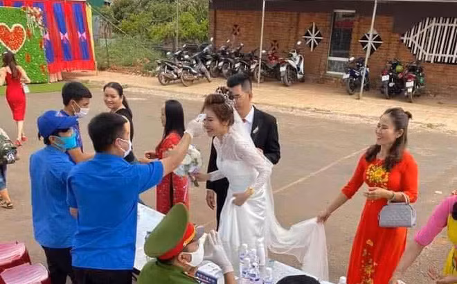 Dam cuoi mua dich: xep hang cho do than nhiet truoc khi vao