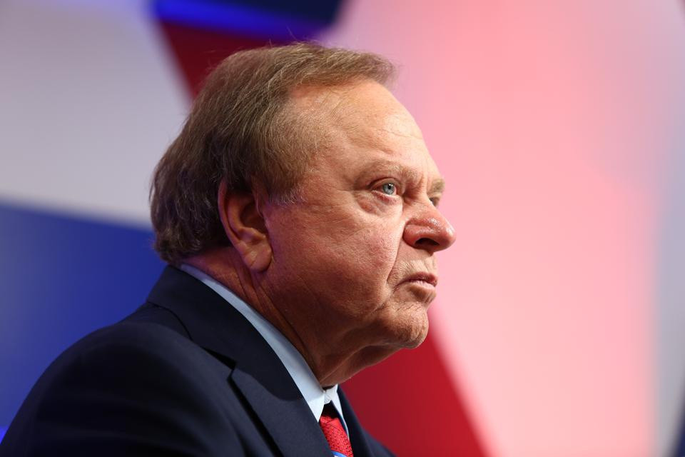  Tỷ phú Harold Hamm là Chủ tịch kiêm Giám đốc điều hành của nhà sản xuất dầu Continental Resources. Trong năm dầu chứng kiến cú sốc giá giảm mạnh hồi tháng 3 và ngành dầu gánh chịu ảnh hưởng nặng nề vì các lệnh đóng cửa, ông Hamm mất hơn 43% tài sản. Cổ phiếu của Continental Resources đã giảm 45% kể từ đầu năm nay. Hiện tại, ông Hamm sở hữu 5,6 tỷ USD, sau khi mất 4,3 tỷ USD chỉ trong một năm. Ảnh: Getty Images.