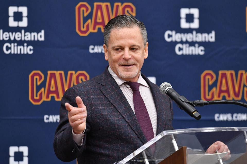 Tỷ phú Mỹ Dan Gilbert kiếm thêm 37,1 tỷ USD trong năm nay nhờ đợt phát hành cổ phiếu ra công chúng lần đầu (IPO) của công ty cho vay trực tuyến Quicken Loan. Ông Dan Gilbert sở hữu 95% của Rocket Companies, công ty mẹ của Quicken Loan, tương đương 41 tỷ USD. Với tổng tài sản hiện tại là 43,9 tỷ USD, khối tài sản của tỷ phú đã tăng gấp 6 lần so với hồi đầu năm. Ảnh: Getty Images.