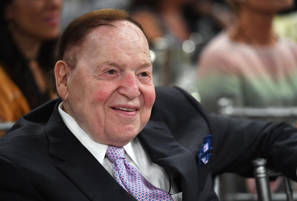 Tỷ phú Mỹ Sheldon Adelson cũng mất khoảng 5 tỷ USD trong năm kinh doanh khó khăn 2020. Tài sản của ông trùm sòng bạc Mỹ bị ảnh hưởng nặng nề bởi sự khó khăn của ngành công nghiệp cờ bạc. Dù du lịch trong nước tăng nhẹ trong mùa hè, doanh thu của Las Vegas Sands - công ty của ông Adelson giảm đến 82% trong quý thứ III so với cùng kỳ năm trước. Mất 5 tỷ USD cũng làm khối tài sản vị tỷ phú đang nắm giữ sụt giảm còn 35,1 tỷ USD. Ảnh: Getty Images.