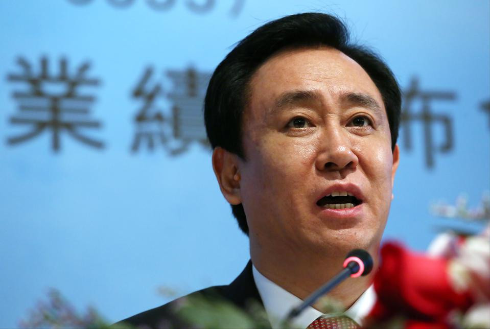  Tỷ phú Hứa Gia Ấn là Chủ tịch tập đoàn Evergrande, một trong những đơn vị phát triển bất động sản lớn nhất Trung Quốc. Trong báo cáo thu nhập giữa năm, Evergrande tiết lộ đang nợ 128 tỷ USD (835,5 tỷ NDT) vì chi tiêu mạnh tay vào việc mở rộng quỹ đất và xây dựng đơn vị sản xuất ôtô điện. Tính đến ngày 11/12, cổ phiếu của công ty mẹ Evergrande giảm gần 22% trong năm nay. Ông Hứa mất 4,6 tỷ USD trong năm 2020, tiếp tục sở hữu khối tài sản ròng trị giá 27,2 tỷ USD. Ảnh: SCMP/Getty Images.