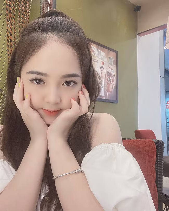 Gương mặt cô nàng vẫn xinh như búp bê.