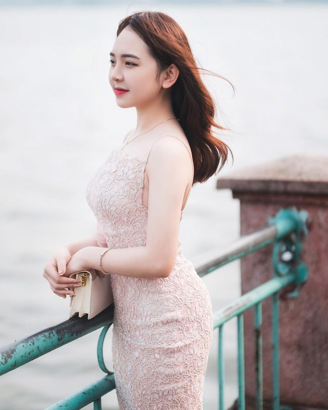 "Hot girl tiểu học" với vẻ đẹp trong trẻo ngày nào giờ đây trở nên quyến rũ và gợi cảm.