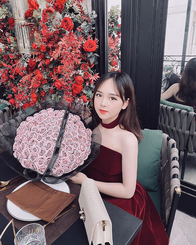 "Hot girl tiểu học" gợi cảm hơn nhiều.