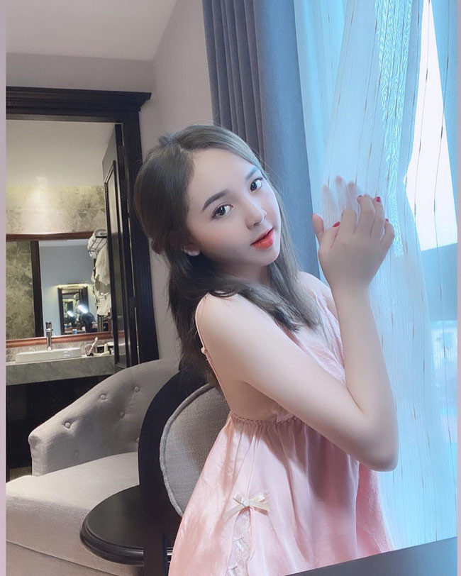 Khá táo bạo trong cách ăn mặc và chụp ảnh.