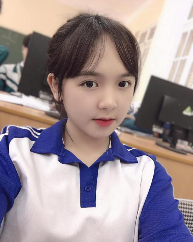 Gương mặt xinh như búp bê với nụ cười má lúm khiến nhiều người lầm tưởng về tuổi thật của Huyền Châu.