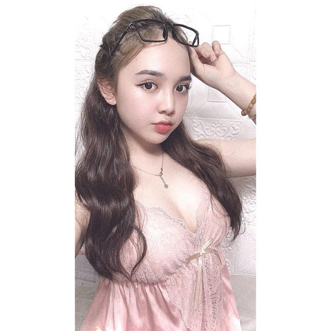 Hiện tại, Huyền Châu là sinh viên ngành Quản trị Kinh doanh của trường Đại học Kinh doanh và Công nghệ (Hà Nội).