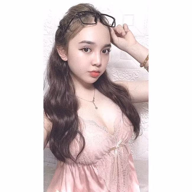 Hiện tại, Huyền Châu là sinh viên ngành Quản trị Kinh doanh của trường Đại học Kinh doanh và Công nghệ (Hà Nội).