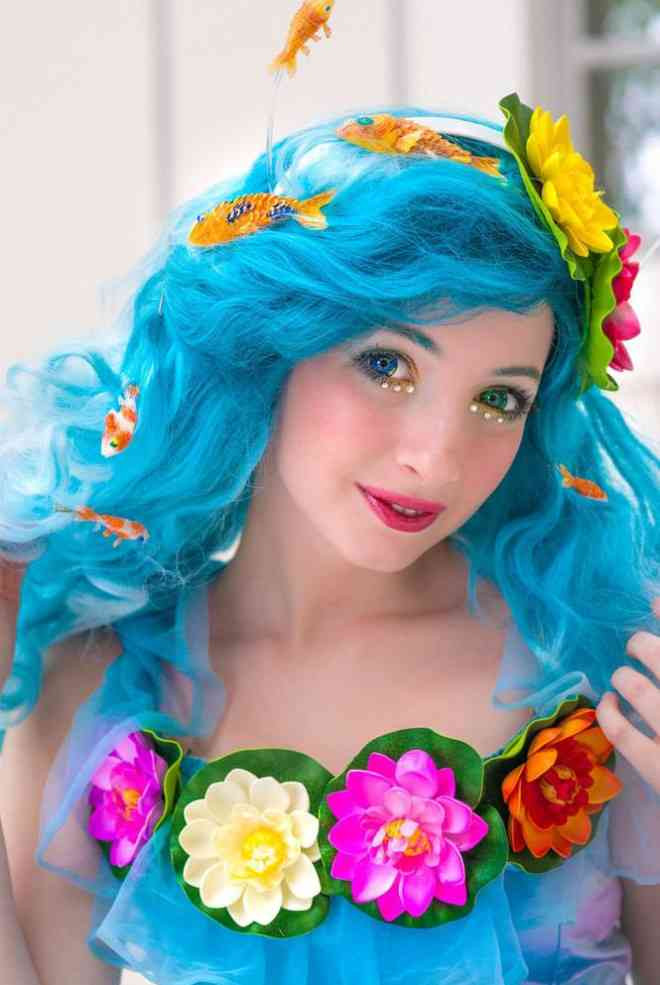 Một cô gái xinh như công chúa bước ratừ cổ tích