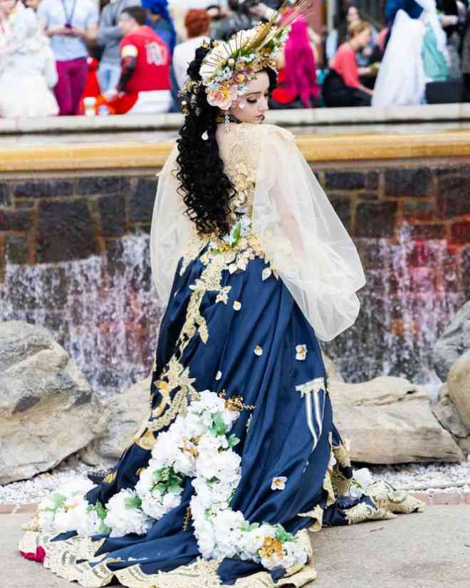 Bộ váy rất cầu kỳ.