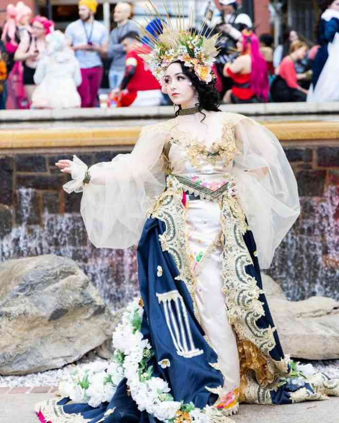 Một cô gái đẹp như tiên giáng trầnvới làn da trắng sứ như tuyết, cosplay nữ thầnPersephone trong Thần thoại Hy Lạp.