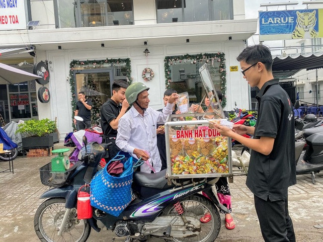 Co gai 9x lam loai banh tu thu hat nho xiu mang ve tien trieu-Hinh-3