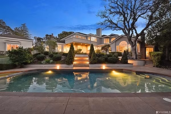 Thị trấn sở hữu một trong những hệ thống giáo dục và trường học tốt nhất bang California. Bên cạnh đó, khu vực thị trấn không tiến hành đô thị hóa quá tải và giữ cảm giác thiên nhiên, mộc mạc. Giá nhà trung bình ở Los Altos Hills là 2 triệu USD, còn giá thuê trung bình khoảng 2.460 USD/tháng. Thu nhập của các hộ gia đình ở Los Altos Hills bình quân ở mức 405,073 USD. Ảnh: Realtor.