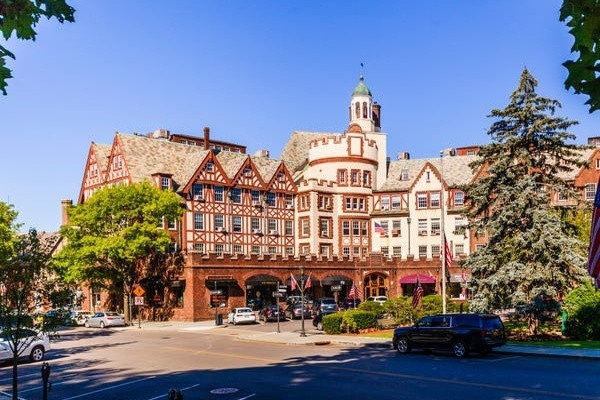 Scarsdale thuộc vùng ngoại ô của thành phố New York với dân số khoảng 17.800 người, trong đó hơn 91% có bất động sản riêng. Scarsdale được xếp hạng là một trong những nơi tốt nhất để sống tại quận Westchester và sở hữu hệ thống trường học và bệnh viện tiên tiến nhất tiểu bang. Giá trị nhà đất trung bình ở Scarsdale là 1,44 triệu USD. Thu nhập gia đình bình quân ở Scarsdale vào khoảng 452,041 USD. Ảnh: Getty Images.