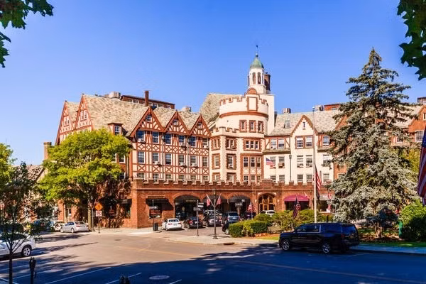 Scarsdale thuộc vùng ngoại ô của thành phố New York với dân số khoảng 17.800 người, trong đó hơn 91% có bất động sản riêng. Scarsdale được xếp hạng là một trong những nơi tốt nhất để sống tại quận Westchester và sở hữu hệ thống trường học và bệnh viện tiên tiến nhất tiểu bang. Giá trị nhà đất trung bình ở Scarsdale là 1,44 triệu USD. Thu nhập gia đình bình quân ở Scarsdale vào khoảng 452,041 USD. Ảnh: Getty Images.