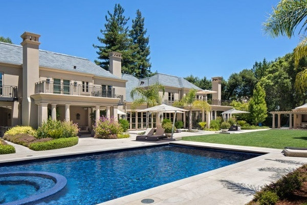 Theo Business Insider, Atherton có nhiều biệt thự hạng sang với giá bán trung bình 9,6 triệu USD. Một số biệt thự tại đây thậm chí có giá gần 30 triệu USD/căn. Bên cạnh đó, thu nhập trung bình của dân cư Atherton cũng thuộc nhóm cao nhất nước Mỹ, đạt mức 525.324 USD/năm. Ảnh: Business Insider.