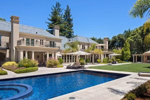 Theo Business Insider, Atherton có nhiều biệt thự hạng sang với giá bán trung bình 9,6 triệu USD. Một số biệt thự tại đây thậm chí có giá gần 30 triệu USD/căn. Bên cạnh đó, thu nhập trung bình của dân cư Atherton cũng thuộc nhóm cao nhất nước Mỹ, đạt mức 525.324 USD/năm. Ảnh: Business Insider.