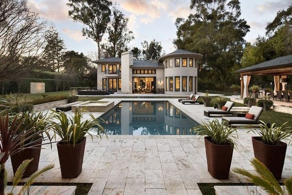 Bang California có ba khu vực thuộc top 5 những vùng ngoại ô giàu có nhất nước Mỹ. Đứng đầu danh sách là khu Atherton nằm ở ngoại ô thành phố San Jose. Hệ thống trường công lập tại đây được đánh giá cao và là nơi sống đáng mơ ước của nhiều người. Ảnh: Business Insider.