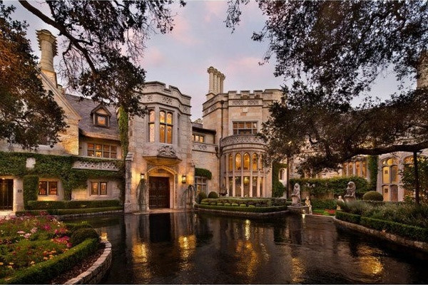 Dân cư Hillsborough có thu nhập trung bình hơn 430.000 USD. Vùng ngoại ô California có nhiều căn hộ và biệt thự theo phong cách kiến trúc châu Âu cổ điển, sang trọng. Bên cạnh đó, đa phần biệt thự đều thiết kế hồ bơi trong nhà và sân vườn rộng lớn. Ảnh: Realtor.