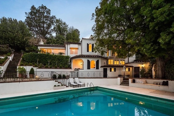 Hillsborough, California thuộc vùng ngoại ô thành phố San Francisco với trên 10.000 cư dân sở hữu nhà riêng. Giá mua bất động sản tại Hillsborough vào khoảng 2 triệu USD, và giá thuê trung bình 3.500 USD/tháng. Ngoại ô Hillsborough là một trong những nơi tốt nhất để sinh sống tại bang California. Ảnh: Realtor.