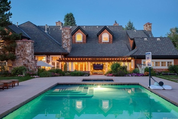 Để sở hữu một ngôi nhà tại Cherry Hills, cư dân cần trung bình 1,5 triệu USD và có thể mất hơn 2.000 USD/tháng nếu thuê căn hộ tại đây. Thu nhập trung bình của một hộ gia đình ở Cherry Hills vào khoảng 406.314 USD. Cherry Hills cũng là nơi có hệ thống giáo dục ưu việt nhất khu vực. Ảnh: Zillow.